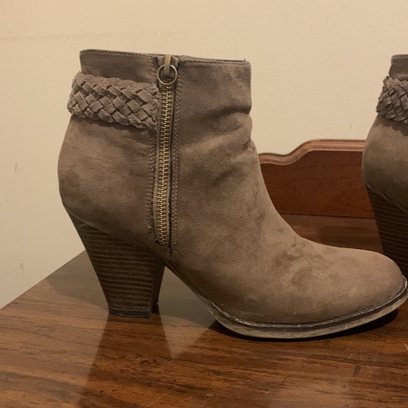 Mia Leather Tan Brown Ankle Tassel Side Zip Bootie - Picture 3 of 7